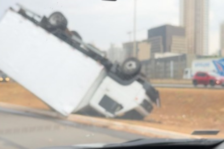 Caminhão capotado em Goiânia (Foto: Reprodução)