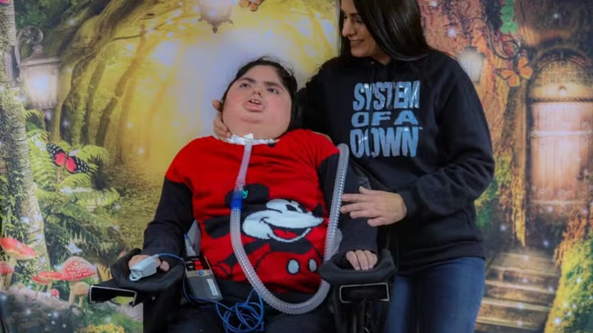 'Ela depende de energia': mãe atingida por apagão em SP usa carga do carro e 'gato' para manter filha respirando