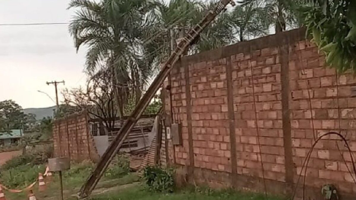 Tempestade em Caldas Novas alaga ruas, derruba árvores e deixa população sem energia