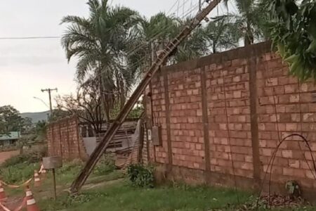 Tempestade em Caldas Novas alaga ruas, derruba árvores e deixa população sem energia