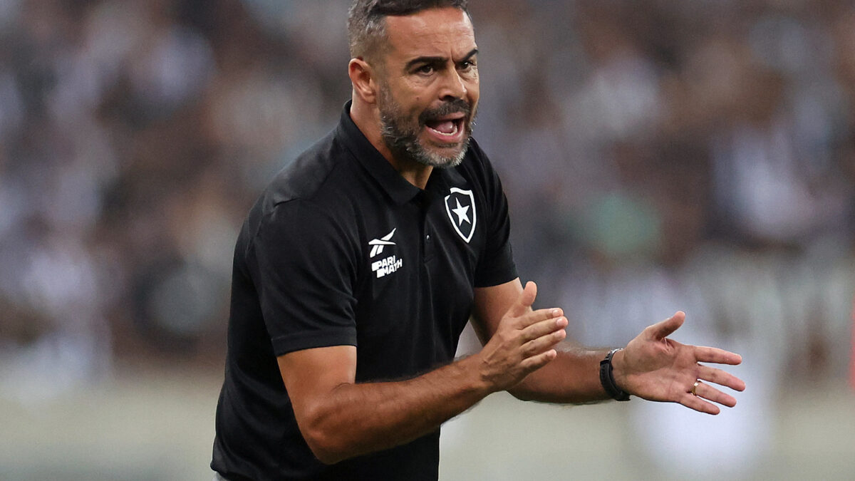 Artur Jorge comandando o Botafogo na beira do gramado