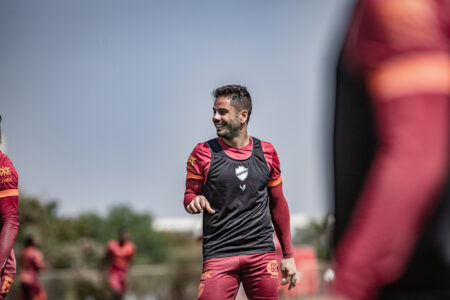 Henrique Almeida treinando com o colete do Vila Nova