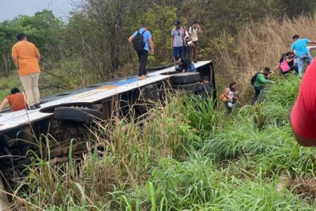 Ônibus escorrega em pista molhada e capota às margens da GO-536, em Senador Canedo