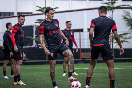 Derek treinando no CT do Dragão