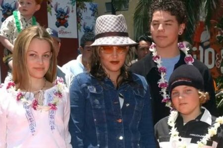 Filha de Elvis Presley manteve cadáver do filho em casa por dois meses Lisa Marie Presley tinha dificuldade de se despedir de Benjamin Keough