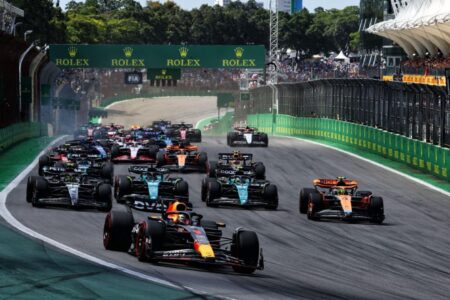 Carros da Fórmula 1 em ação em Interlagos