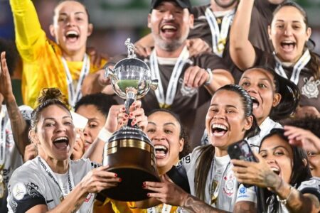 Jogadoras do Corinthians levantando a taça