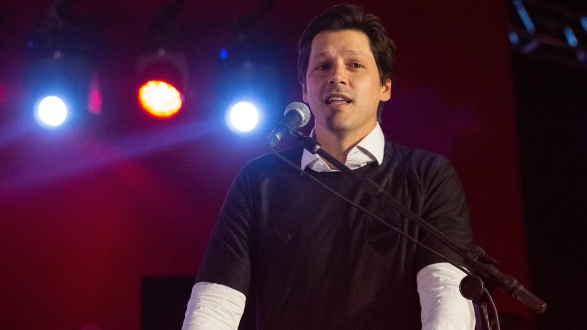 Daniel Vilela discursando com a camisa do Vila Nova