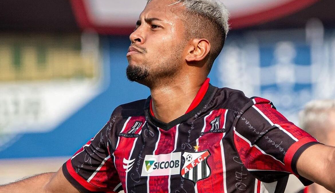 Kevyn comemorando gol pelo Anápolis