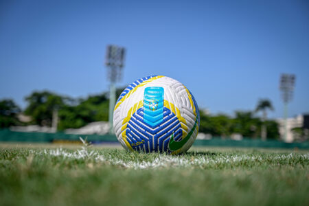 Bola oficial da CBF na marca do escanteio no campo