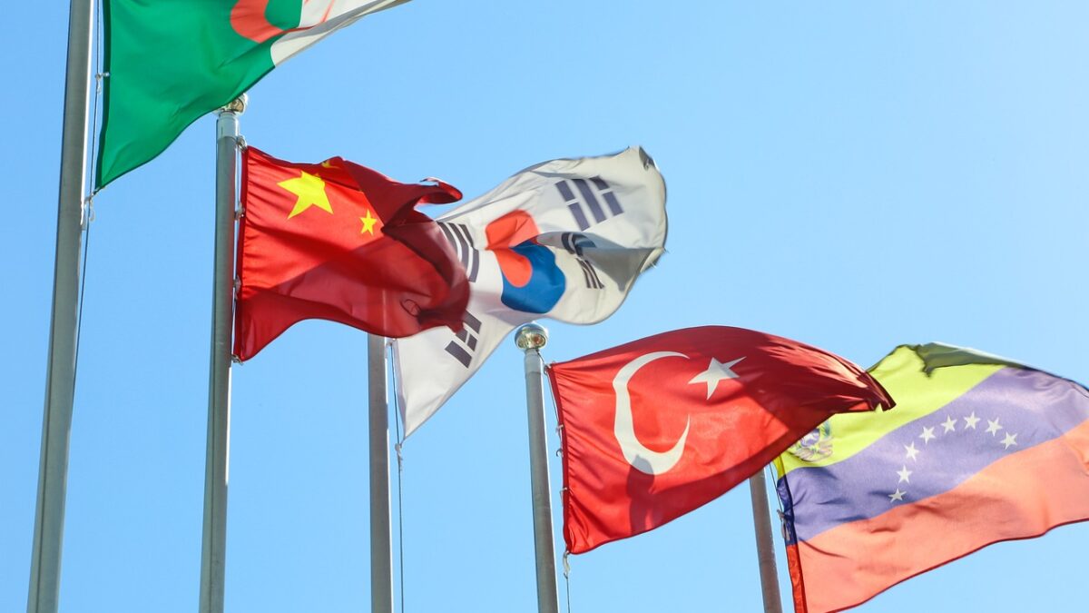Bandeira da Venezuela entre a de outros países (Foto: Pixabay)