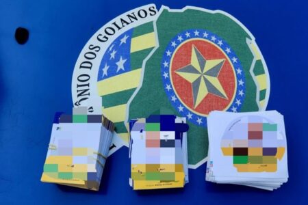 PM flagra candidato a vereador que jogava 'santinhos' pelas ruas de Davinópolis