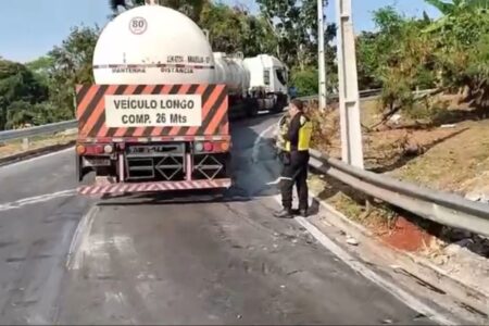 Imagem colorida mostra o trecho da Marginal Botafogo interditado com um caminhão tanque parado.