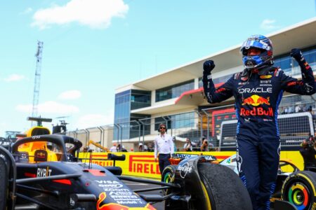 Max Verstappen comemorando a vitória na corrida sprint