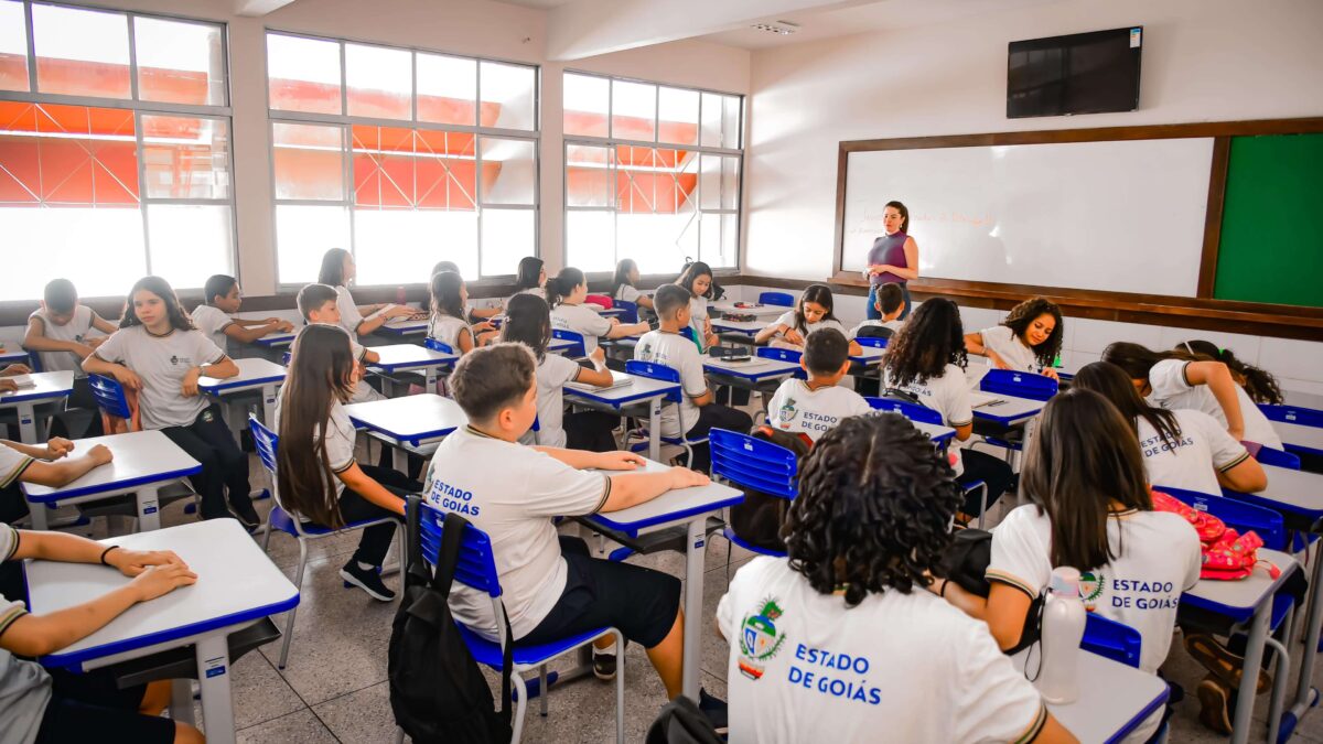 Sala de aula com alunos e professores