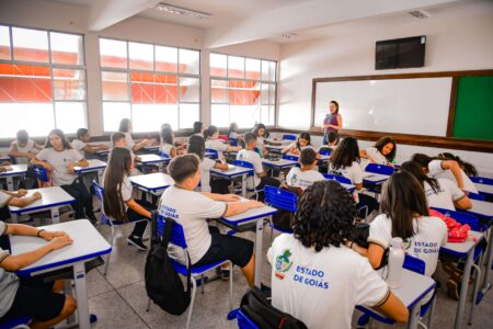 Sala de aula com alunos e professores