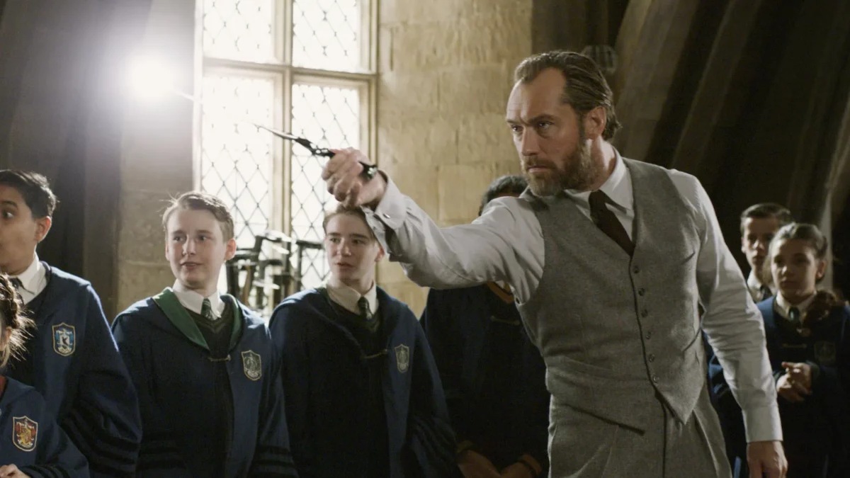 Jude Law adorou seu tempo interpretando um jovem Dumbledore em dois filmes de "Animais Fantásticos", mas ele disse à Variety recentemente que seu tempo como o icônico bruxo do Wizarding World provavelmente acabou, já que a Warner Bros. está agora desenvolvendo uma série de Harry Potter baseada nos sete romances originais de J.K. Rowling.