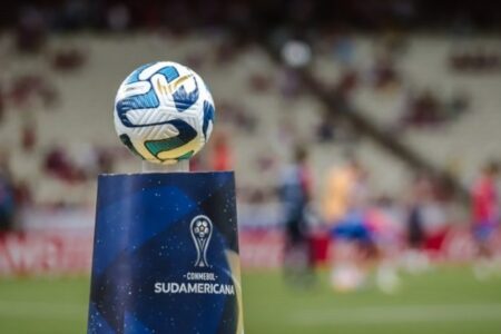 Bola e totem oficial da Copa Sul-americana em um estádio