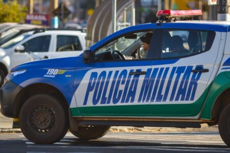 Homem foi levado ao Hospital de Urgência de Goiás Mulher esfaqueia namorado dentro de pizzaria e continua no local bebendo, em Goiânia