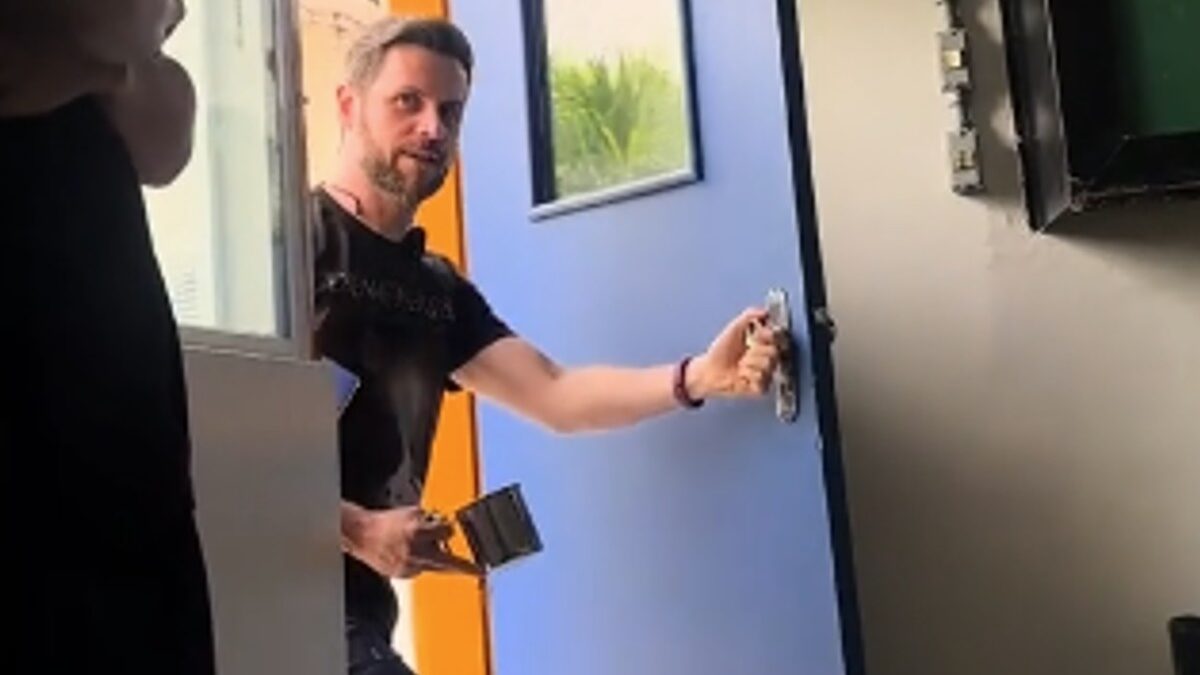 Professor recebe homenagem surpresa de alunos Foto (Reprodução)