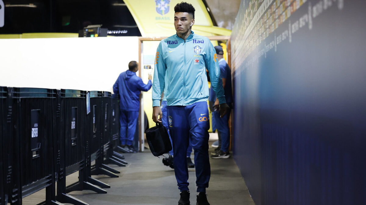 Igor Jesus com a roupa de viagem da Seleção Brasileira