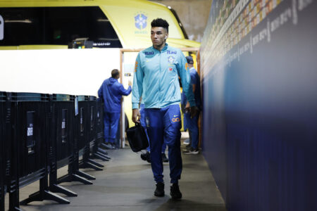 Igor Jesus com a roupa de viagem da Seleção Brasileira