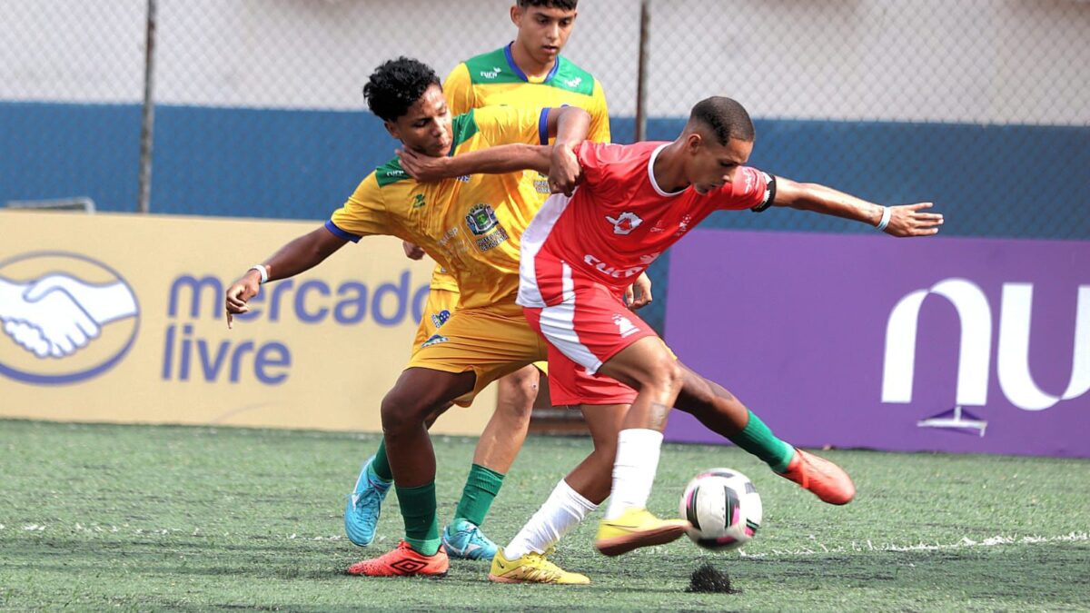 Jogadores de Goiás e Minas Gerais disputando bola