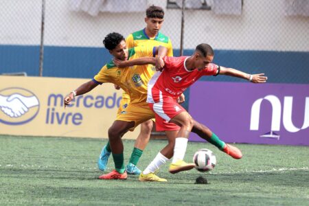 Jogadores de Goiás e Minas Gerais disputando bola