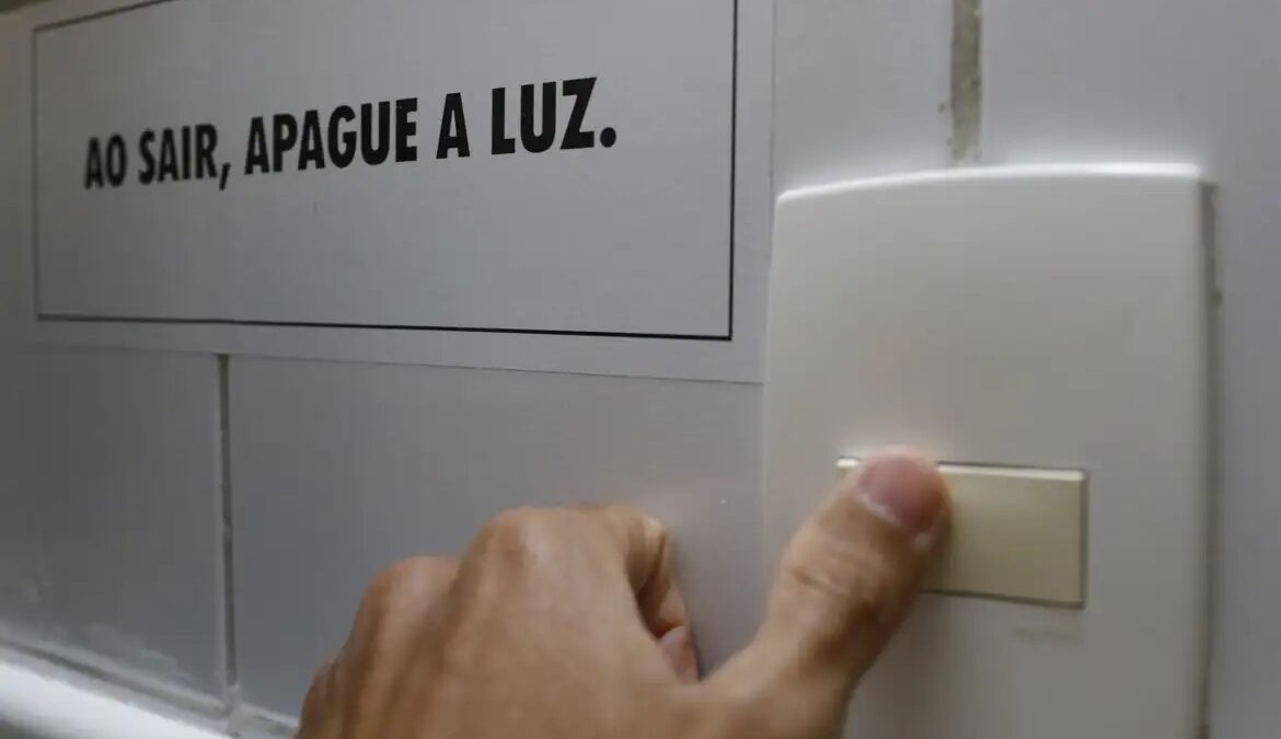 Conta de luz fica mais barata em relação a agosto e setembro (Foto: Agência Brasil)