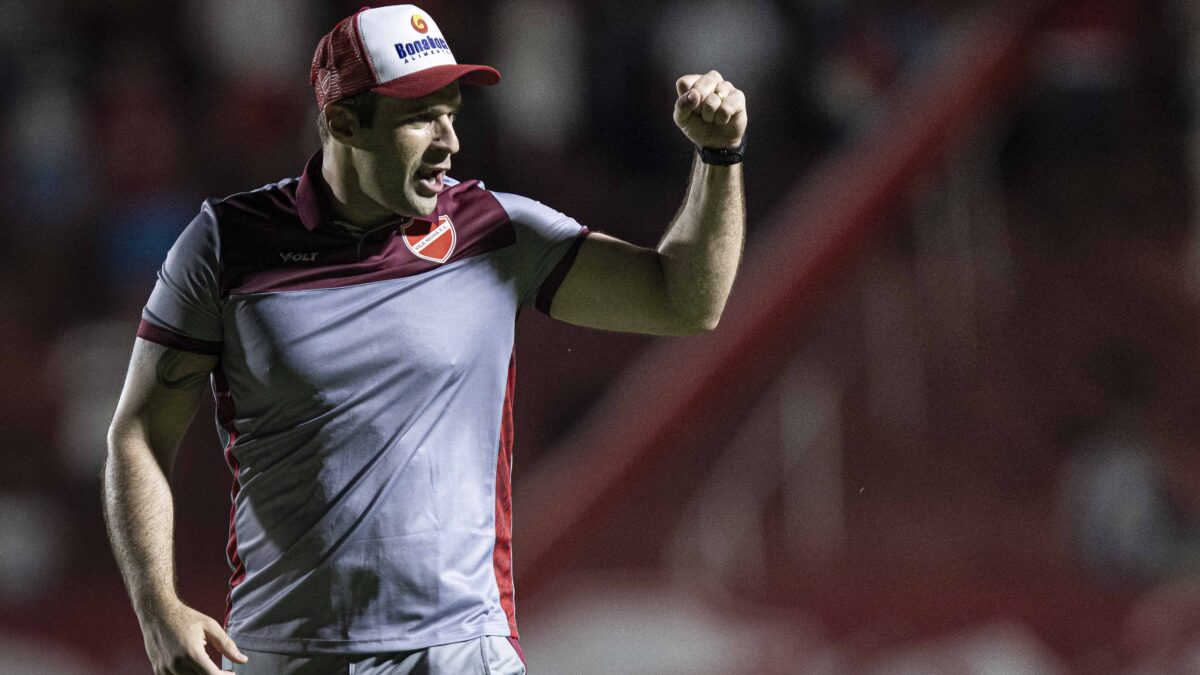 Thiago Carvalho comemorando a vitória do Vila Nova