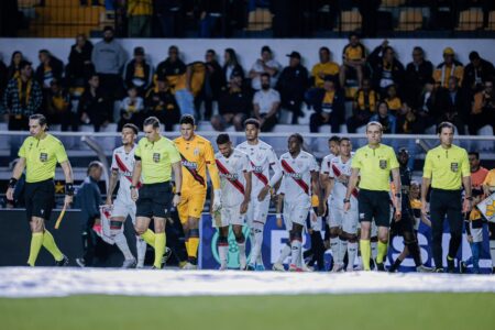 Jogadores do Atlético Goianiense entrando em campo em Criciúma