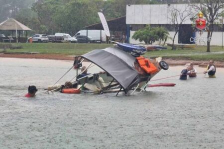 Bombeiros resgatam três pessoas em barco que afundava em lago no DF durante chuva