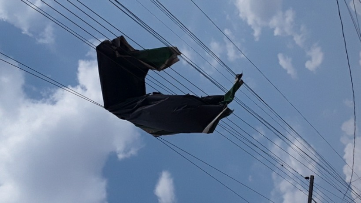 Imagem colorida mostra um objeto preso em fios elétricos.