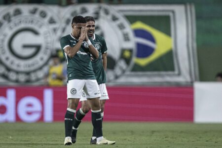 Rildo comemorando um dos gols marcados contra o Santos