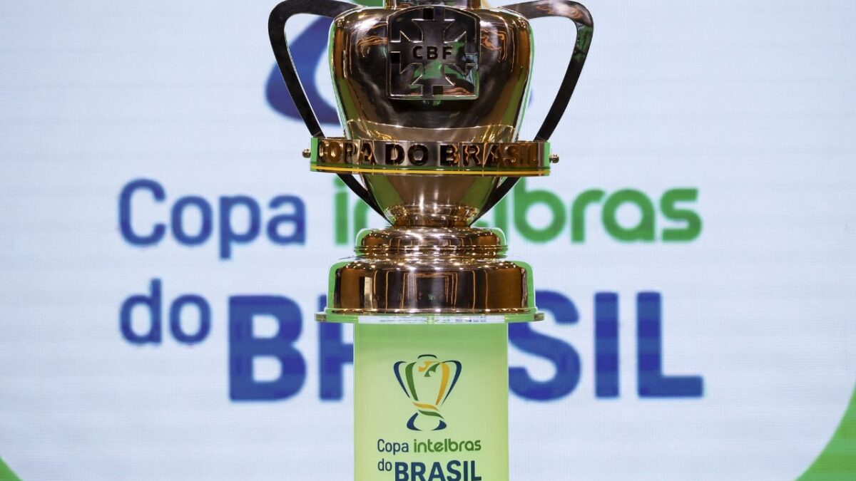 Troféu da Copa do Brasil exposto em evento