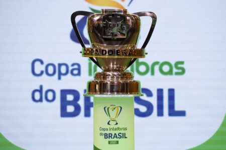 Troféu da Copa do Brasil exposto em evento