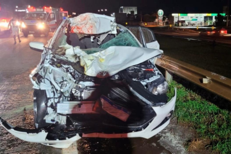 Imagem colorida mostra a frente de um carro branco destruída após um acidente em Anápolis.