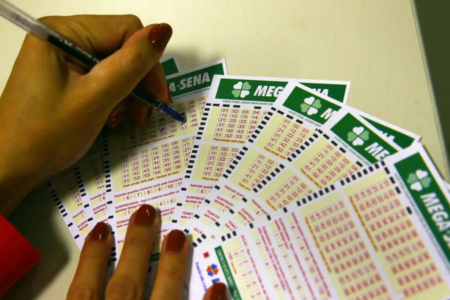 Casal que venceu jogo não registrado na Mega espera indenização há 25 anos