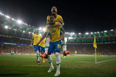 Neymar e Vini Jr comemorando gol pelo Brasil