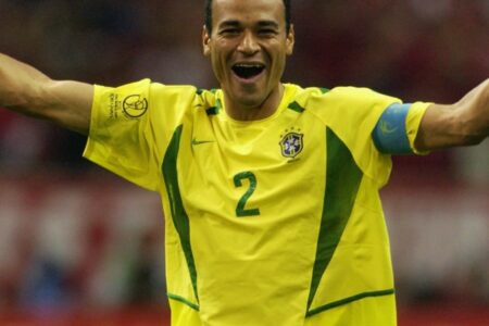 Cafu com a braçadeira de capitão do Brasil