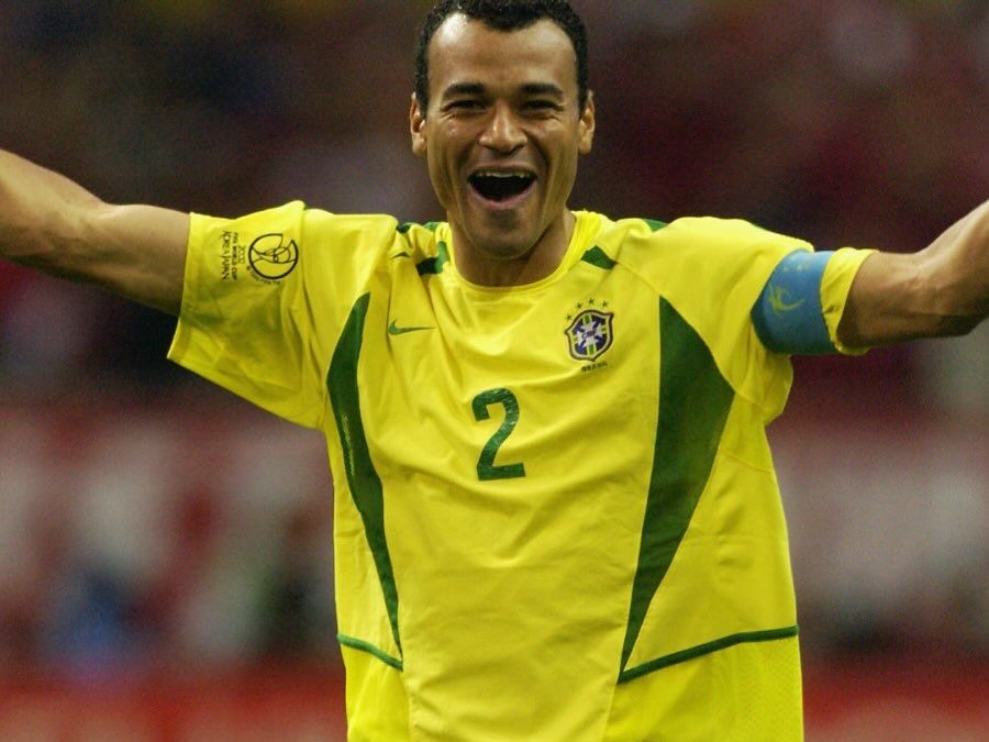 Cafu com a braçadeira de capitão do Brasil