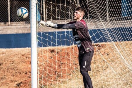 Goleiro Wellerson treinando no Anápolis