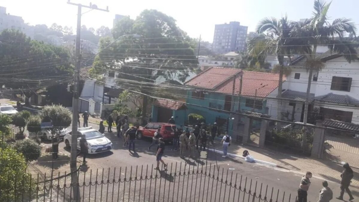Fotos mostram arma, munições e marcas de tiro; veja Imagens mostram como ficou a casa do atirador em Novo Hamburgo (RS)