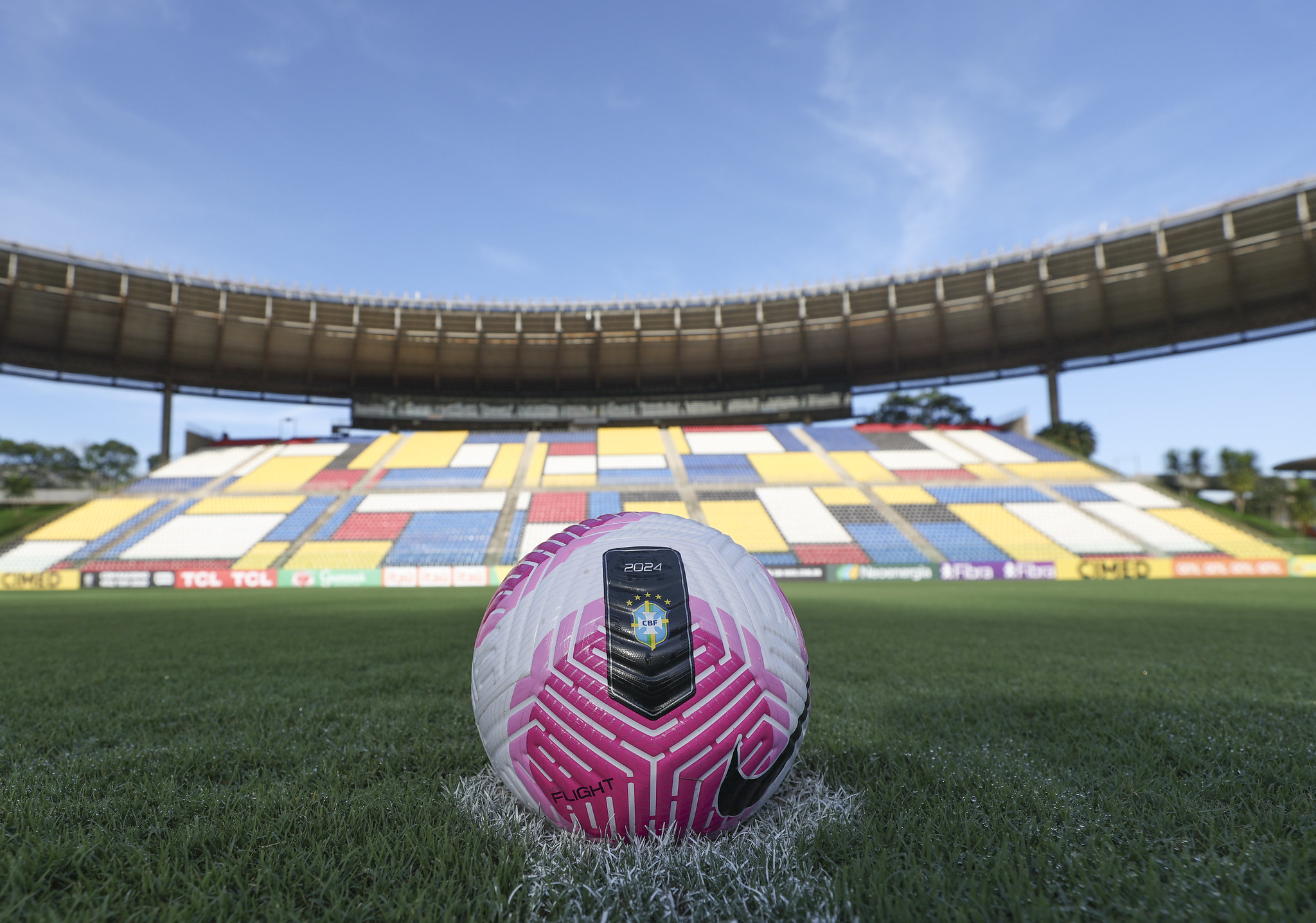 Bola oficial do mês do outubro rosa da CBF