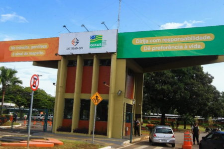 Imagem colorida mostra a entrada do Departamento Estadual de Trânsito de Goiás (Detran-GO)