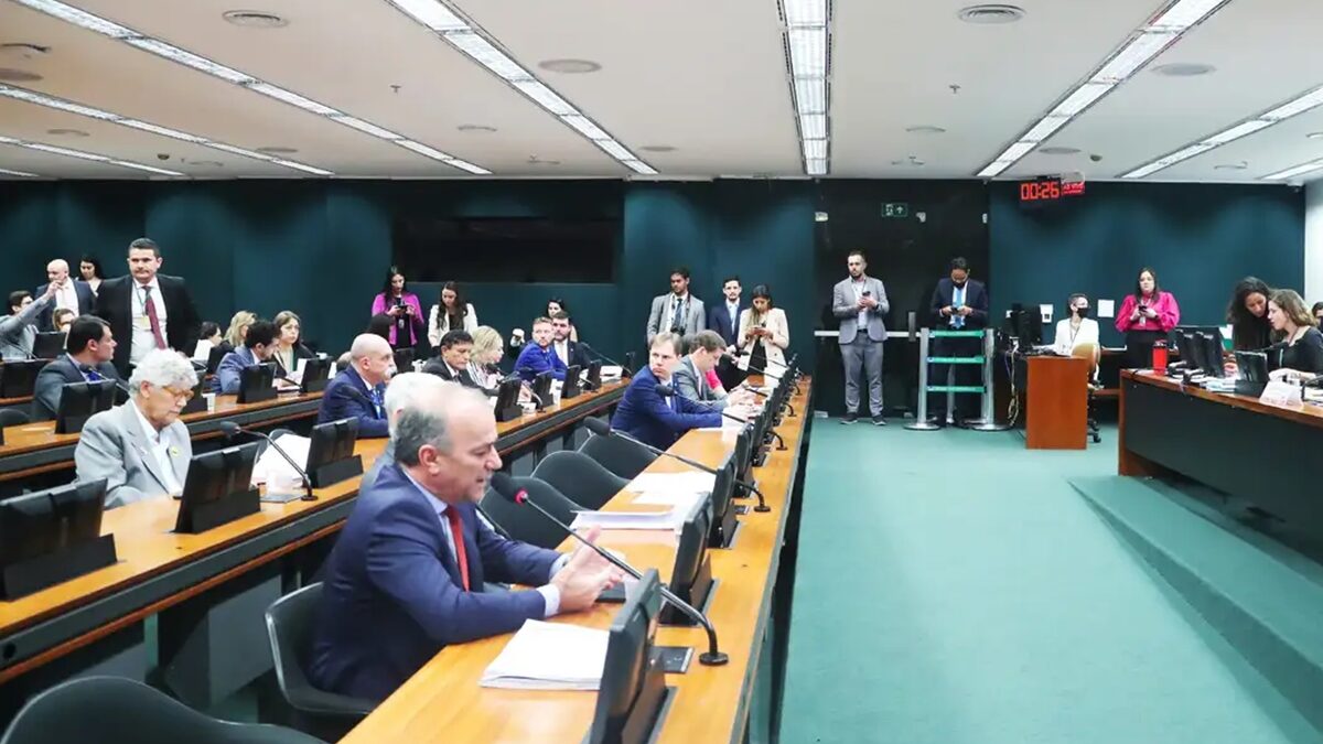 CCJ da Câmara aprova projeto que proíbe decisões individuais no STF