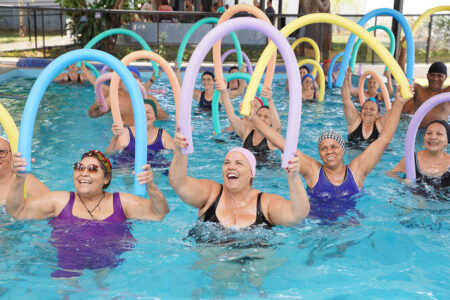 Idosos em piscina.