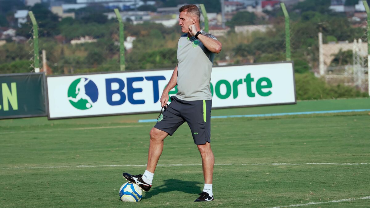 Vagner Mancini comandando treino no CT Edmo Pinheiro