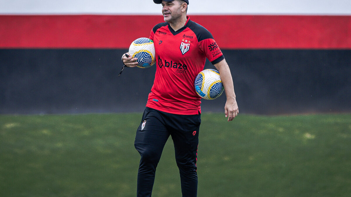 Umberto Louzer durante treinamento no CT do Dragão