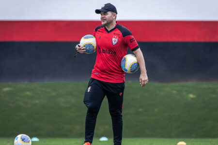 Umberto Louzer durante treinamento no CT do Dragão